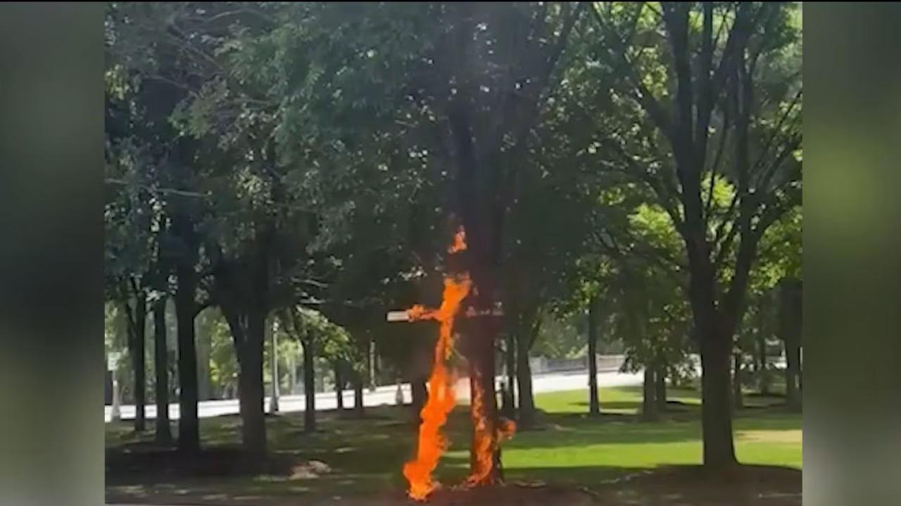 Sprawca podpalenia krzyża w Grant Park z zarzutami